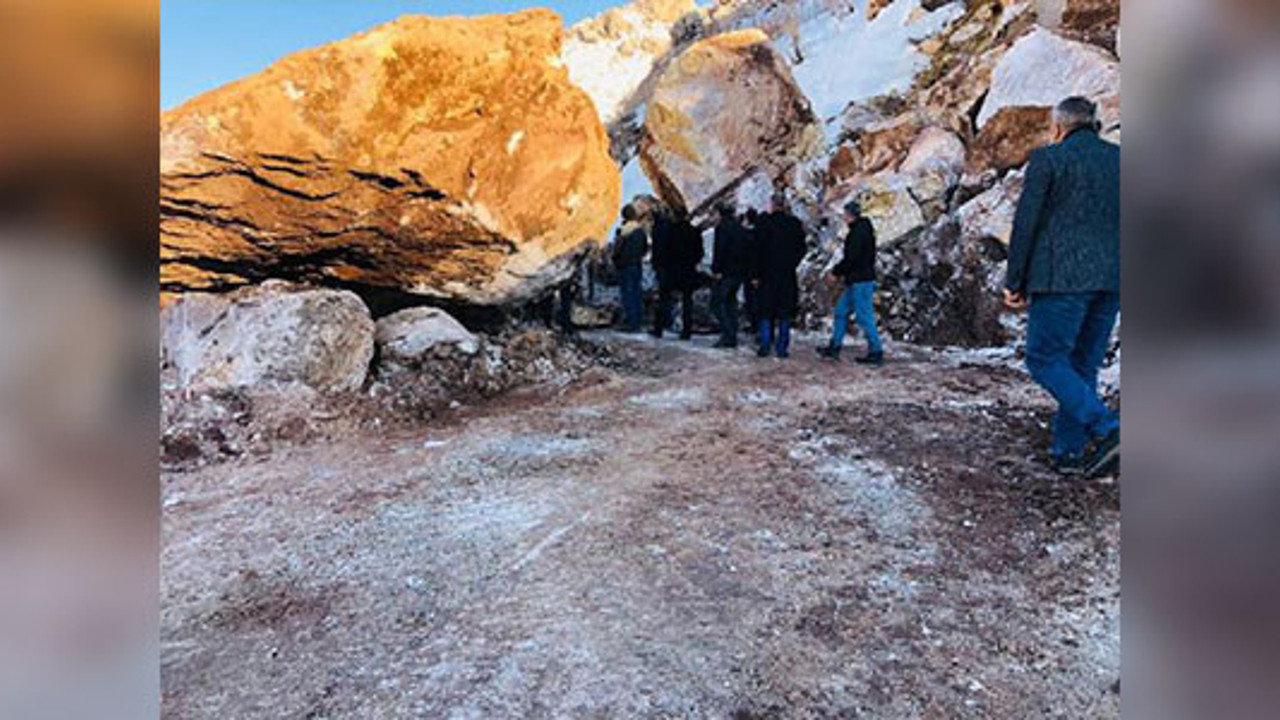 Hakkari'de kopan dev kaya otoyolu trafiğe kapattı