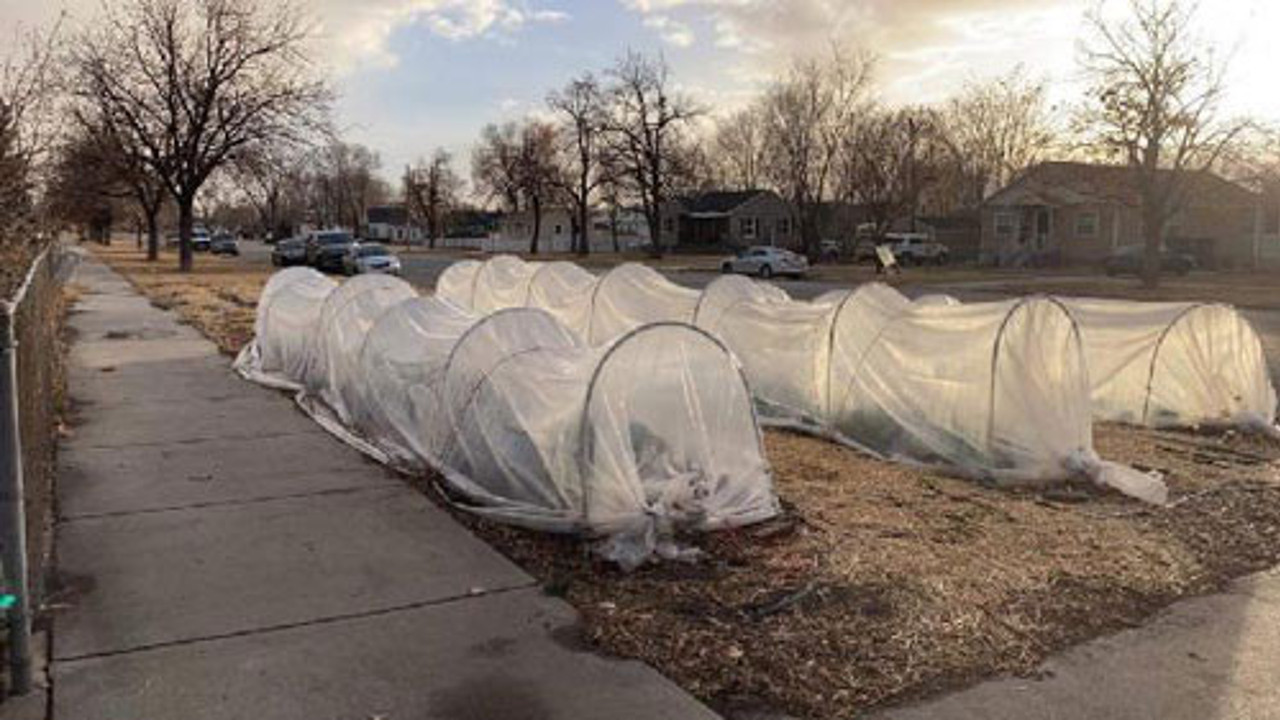 Evinin ön bahçesini evsizler için kamp alanına dönüştürdü