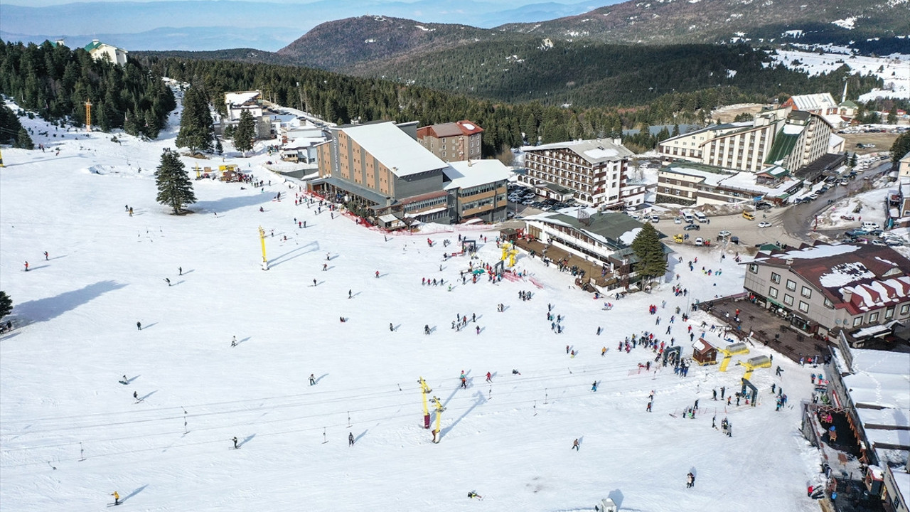 Uludağ’da sosyal mesafesiz kaykay. Jandarma uyarı anonsları yapıyor