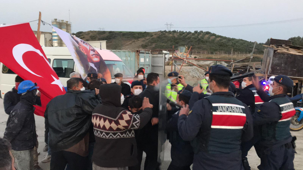 Yolu trafiğe kapatan vatandaşlara müdahale