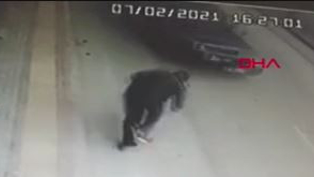 Bursa'da kaldırımda tökezledi arabanın altına giriyordu. Ölümle yaşam arasında ince çizgi bu