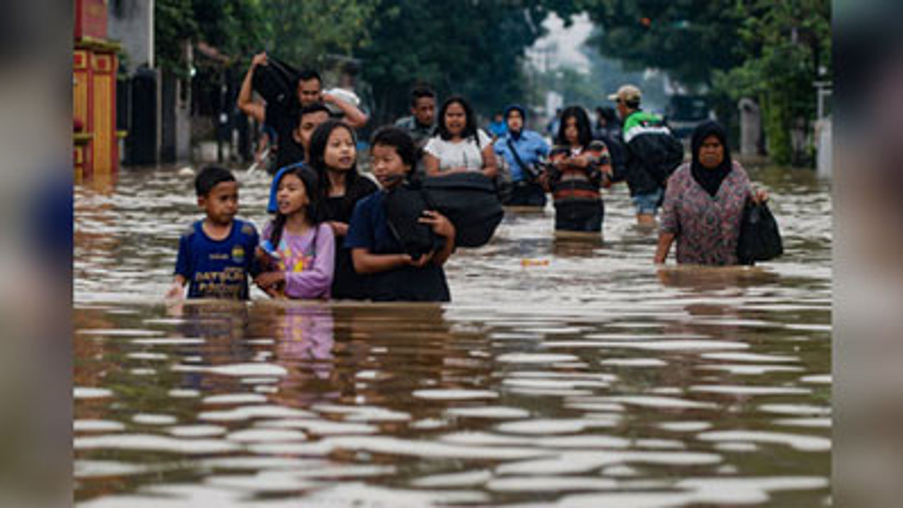 Endonezya'da binlerce ev tahliye edildi