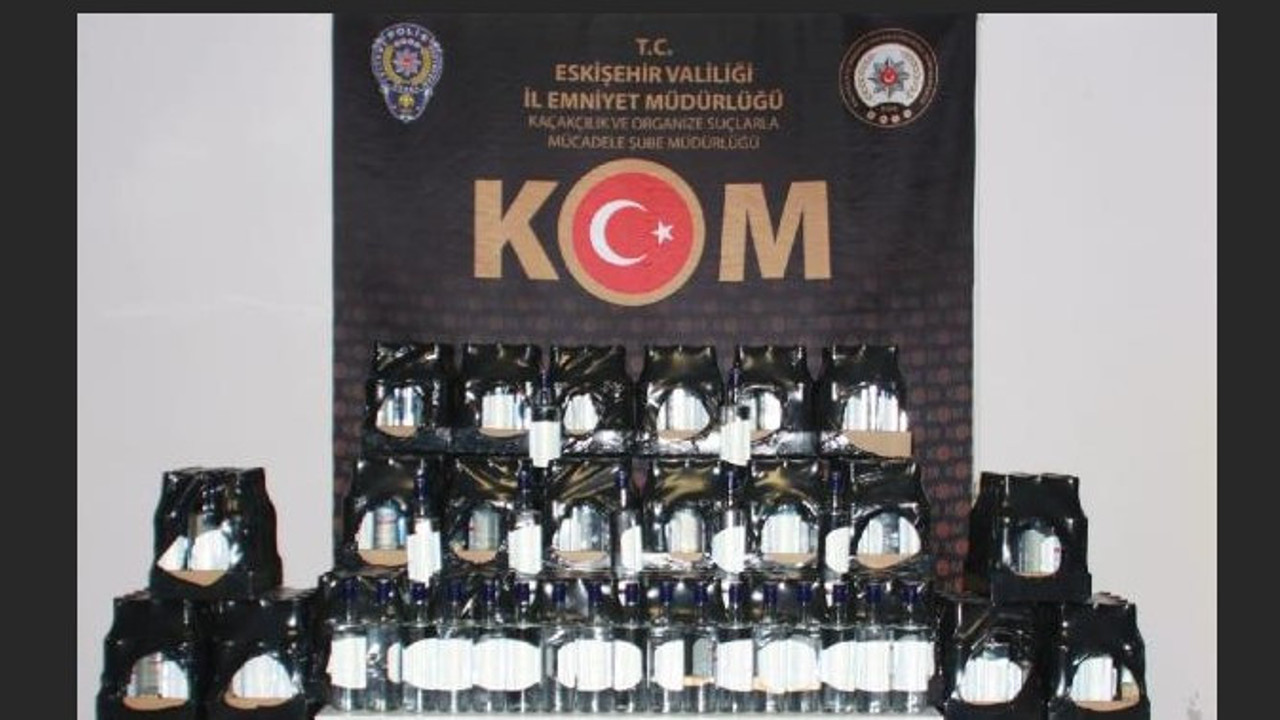 Yüzlerce litre kaçak etil alkol deposuna polis baskını