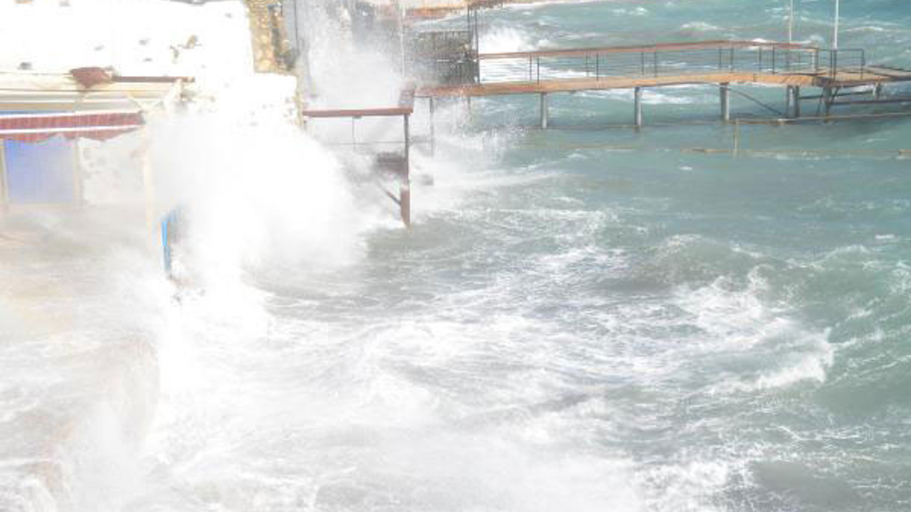 Bodrum'da dev dalgalar sahili dövdü. Fırtına hayatı felç etti