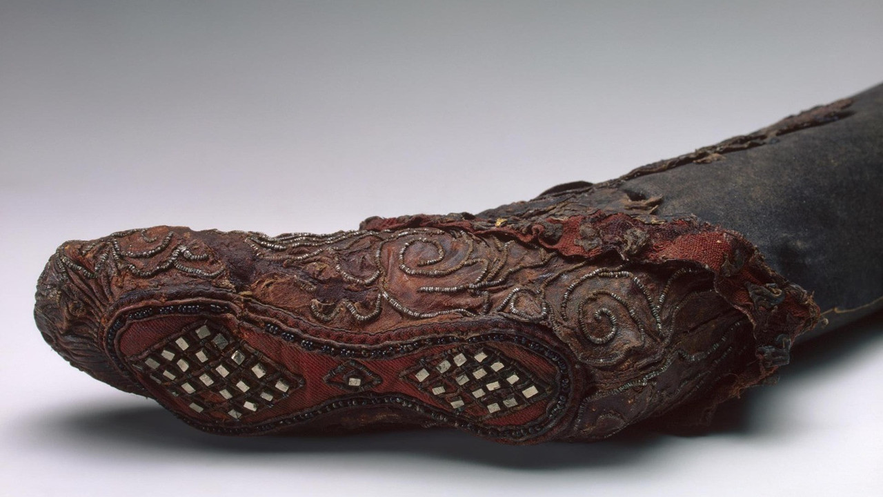 Çorum'daki mezarda kazma sesleri boğuklaştığında arkeologlar dut kesildi. Toprağın içinde parıl parıl parıldıyordu