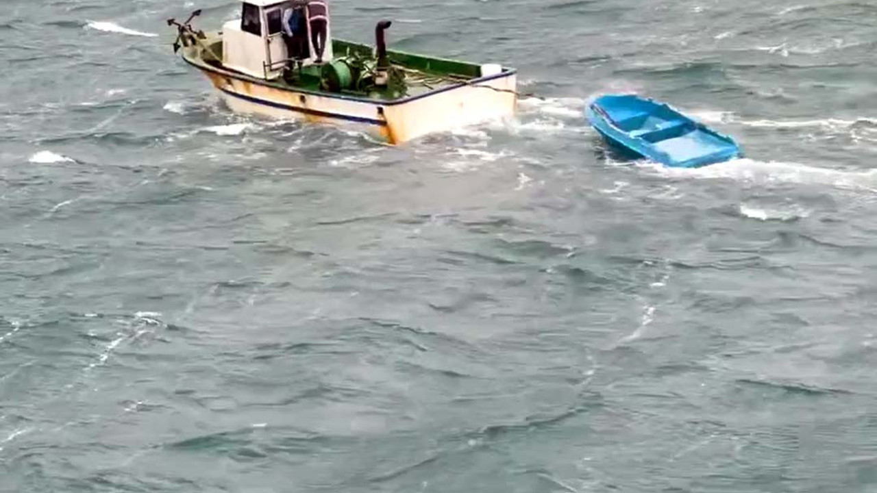 Balıkçılar nefeslerini tutup peşine takıldı. Yanına yaklaştıklarında oh çektiler