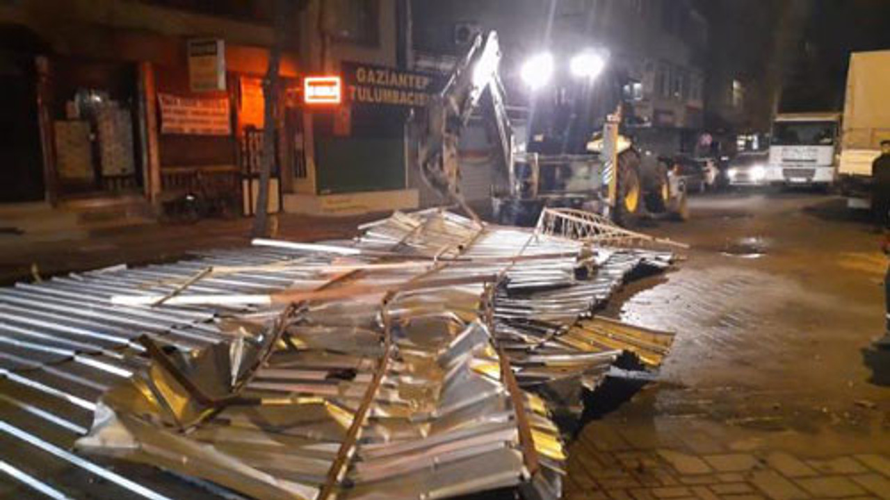 İstanbul gece kabusu yaşadı. Çatılar uçtu balkonlar çöktü