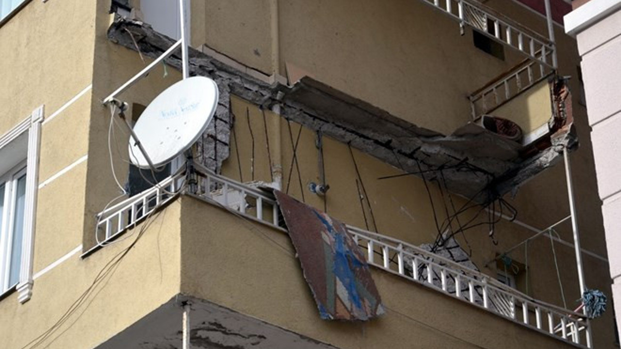 Avcılar'da balkon çöktü, bina tahliye edildi