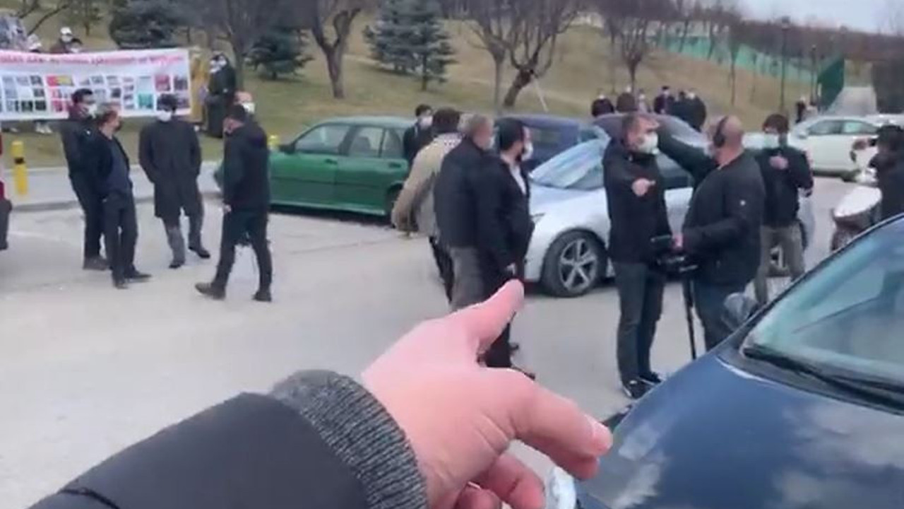 Çin Büyükelçiliği önündeki Uygur Türkleriyle röportaj yapmak isteyen Yeniçağ TV muhabirlerine engel