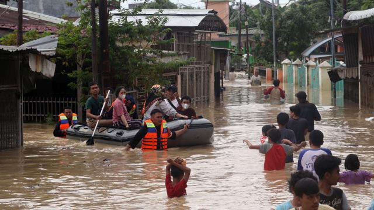 Endonezya'daki doğal afetlerde 213 kişi öldü
