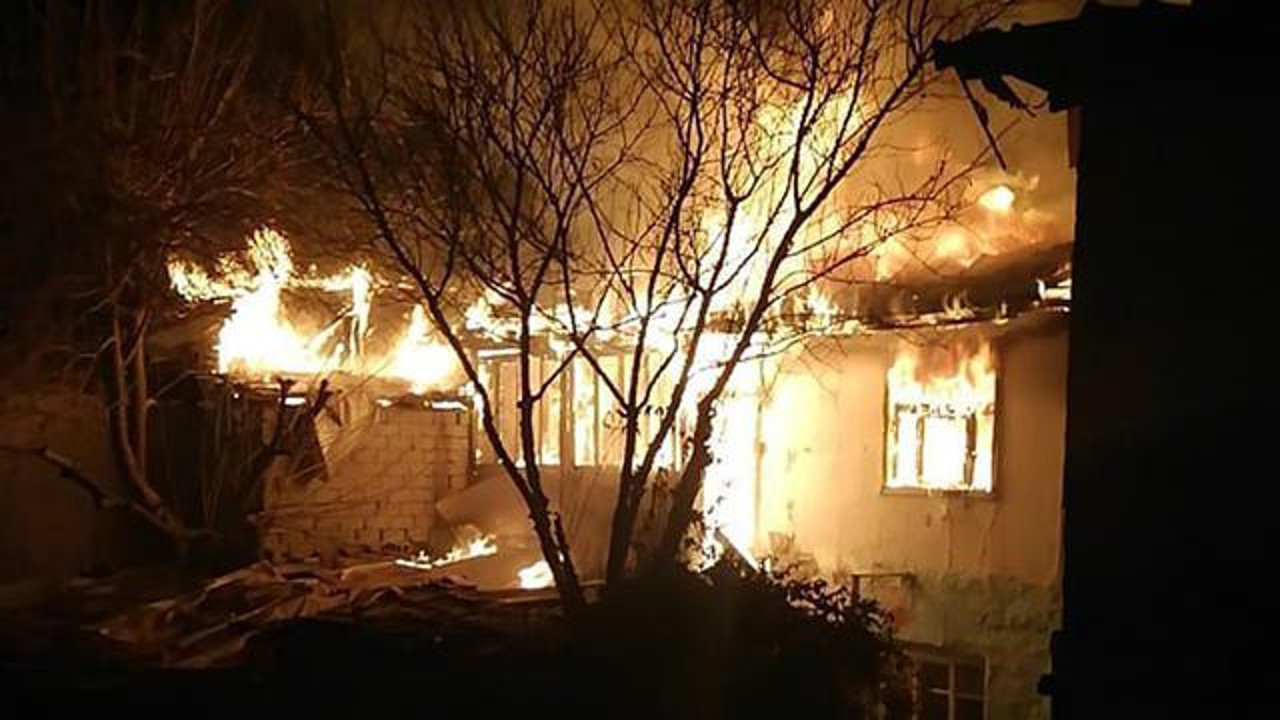 Ankara'da metruk binada yangın