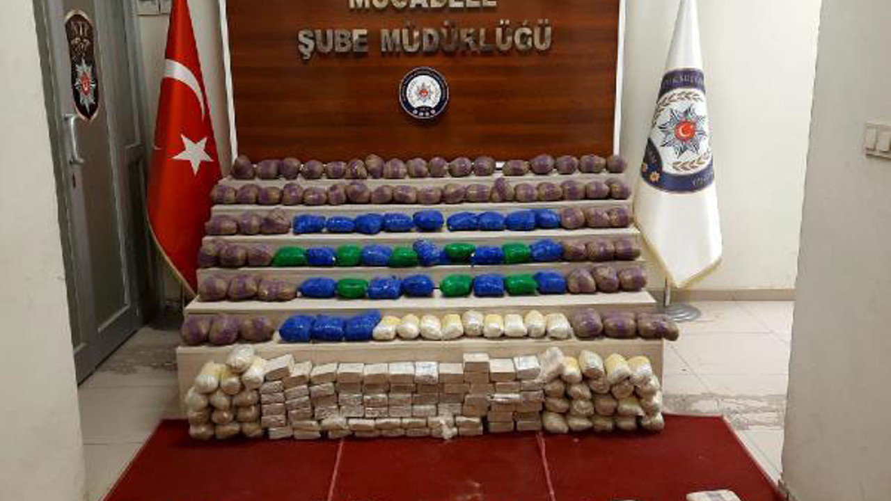 Polis yakaladığı uyuşturucuyla not yazdı. Okuyanlar şaştı kaldı