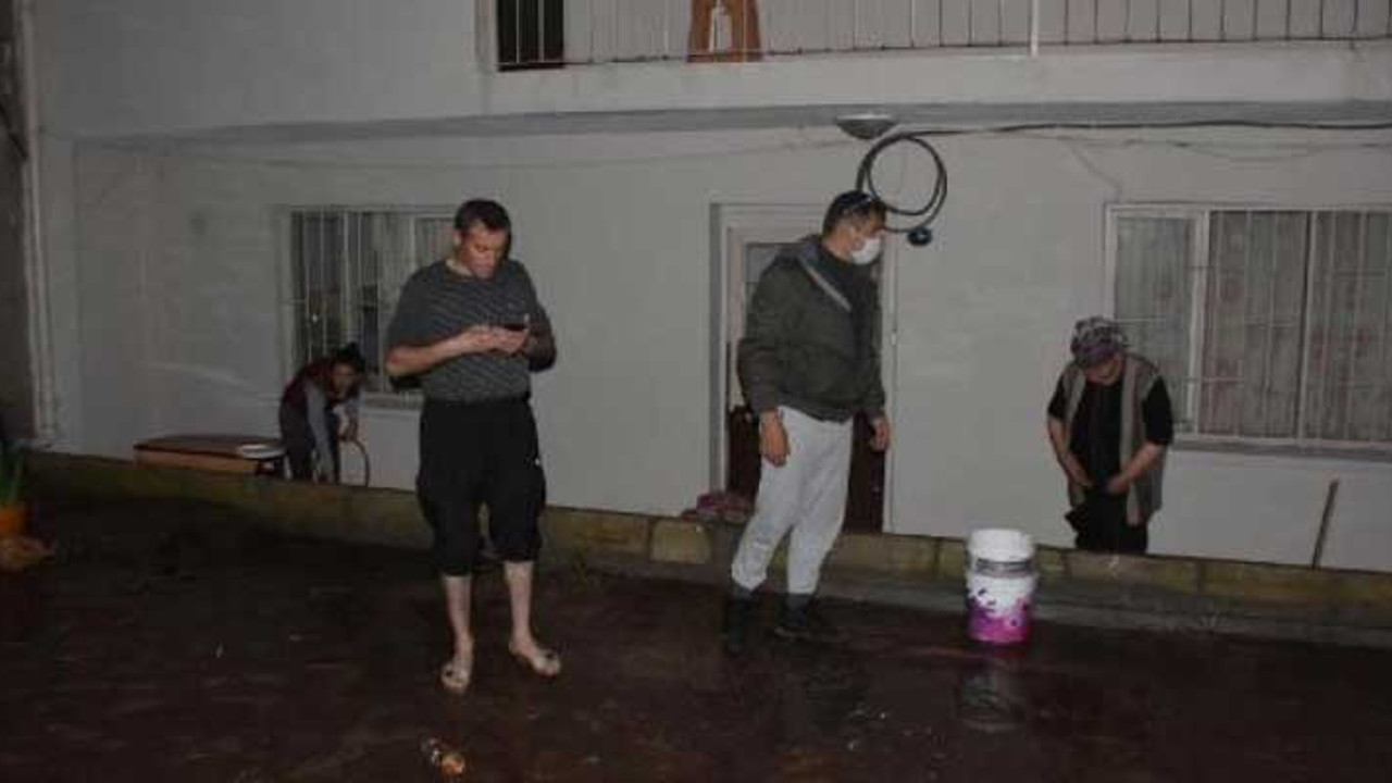 Yağmur fırtınayla birlikte Yunanistan’dan geldi. İzmir’de dolu ve yağmur felaketi