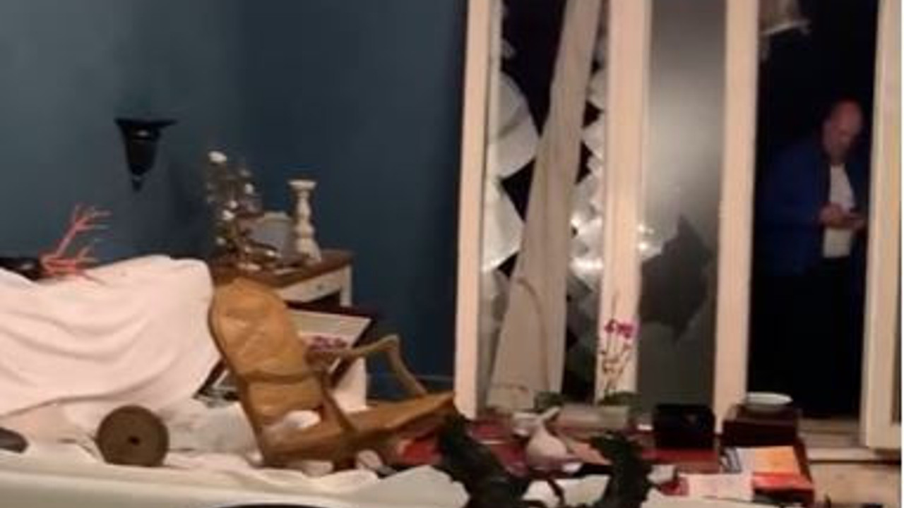 İzmir'de hortum evlerin içine girdi. İzmirliler dehşeti yaşadı