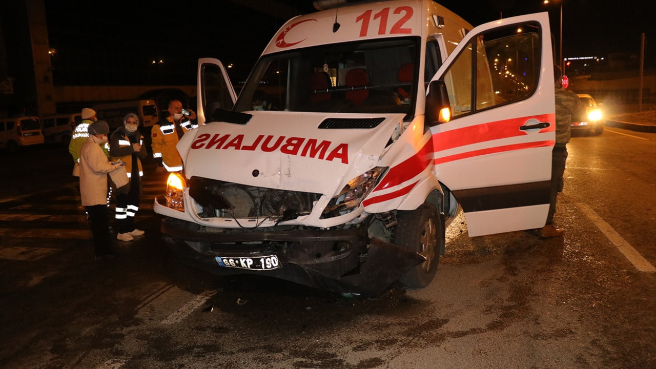 Kaza yapan ambulansta doğum yaptı