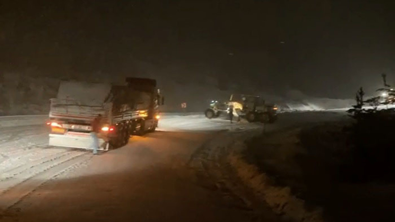 Göz gözü görmedi. Hazırlıksız yakalandılar. Sivas'ta etkili olan kar ve tipi ulaşımı felç etti