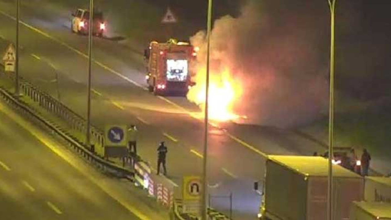 Güvenlik kamerası saniye saniye kaydetti. Yol ortasında cayır cayır yandı