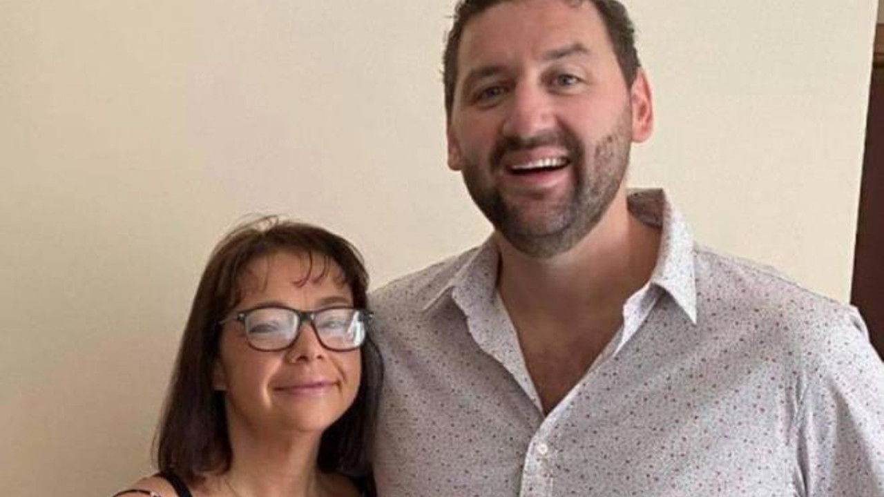 İş seyahatine giden adam eve döndüğünde karısını tanıyamadı. Kapıdan çıkıp yeniden eve girdi