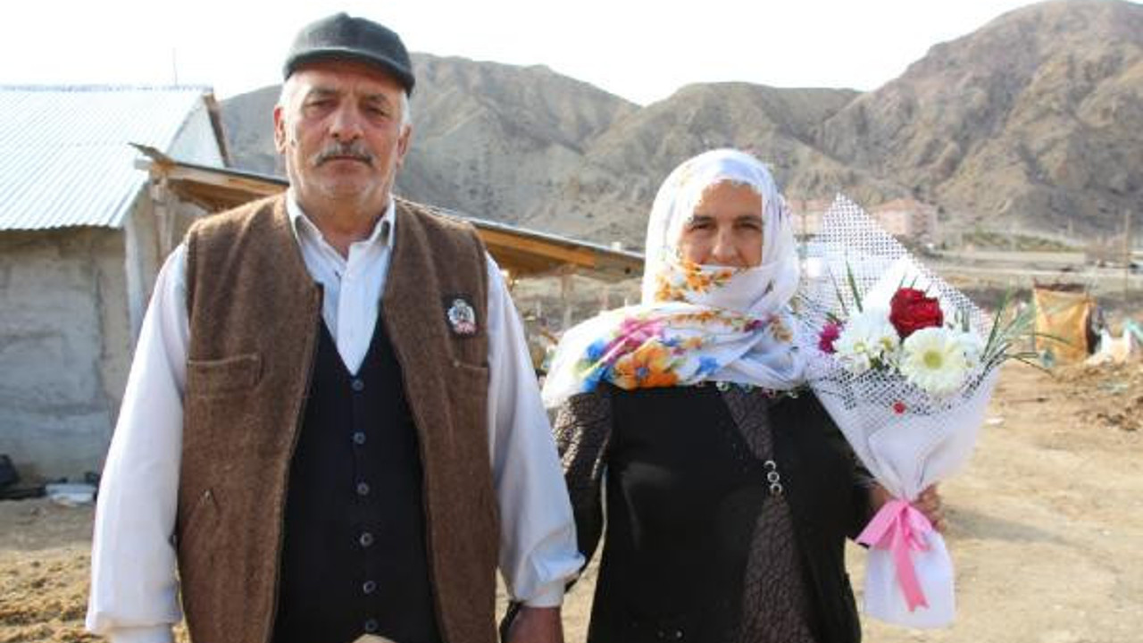 Eşine sevgililer günü hediyesini atla getirdi