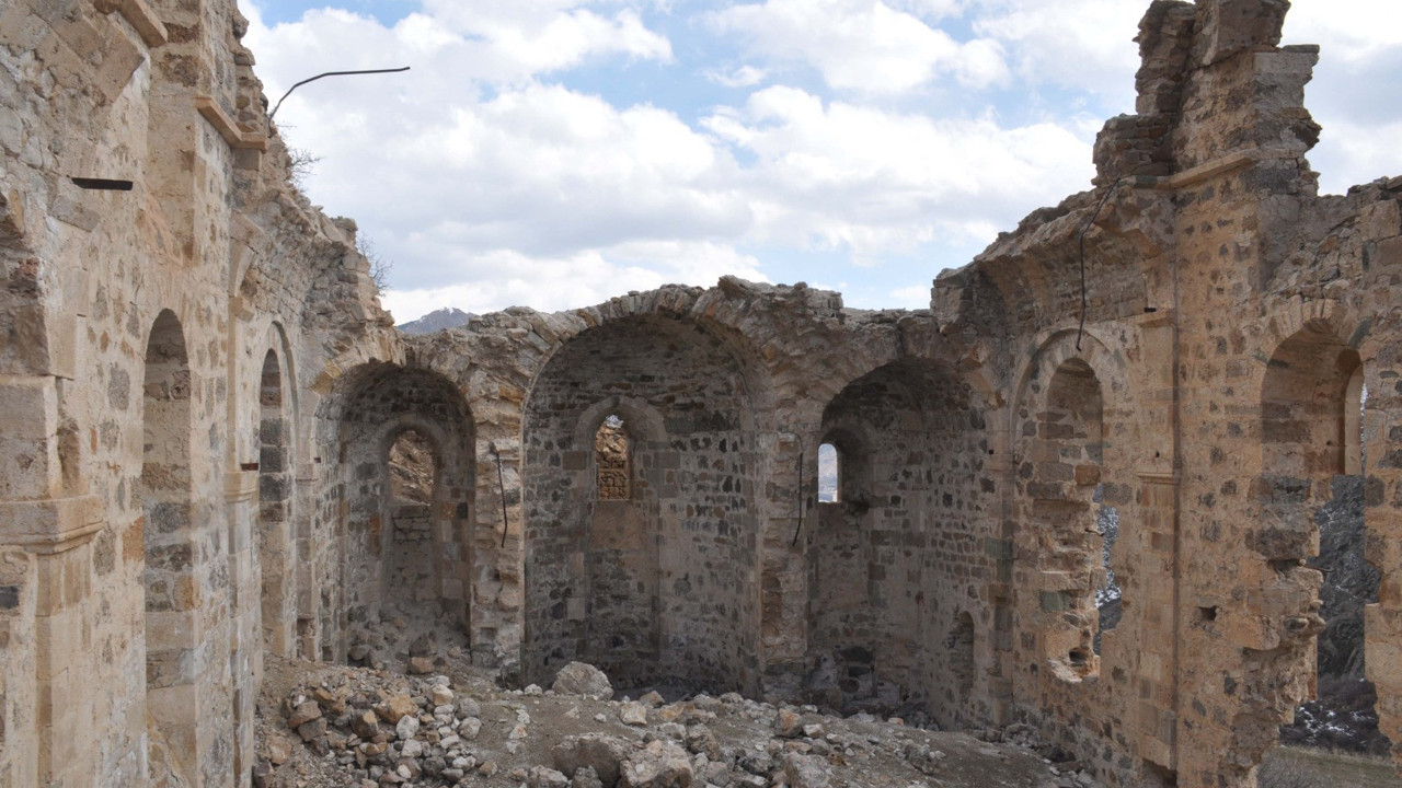 Hutura Kilisesi'ni defineciler harap etti. Ne var ne yok kazdılar