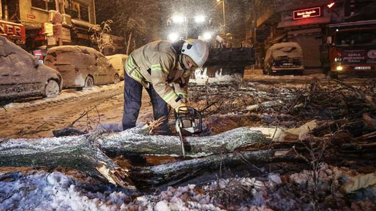 İstanbul'da kar yağışı sabaha kadar hiç durmadı. Tam 20 ilçede ağaçlar devrildi. Elektrikler kesildi. Ekipler sabah kadar çalıştı