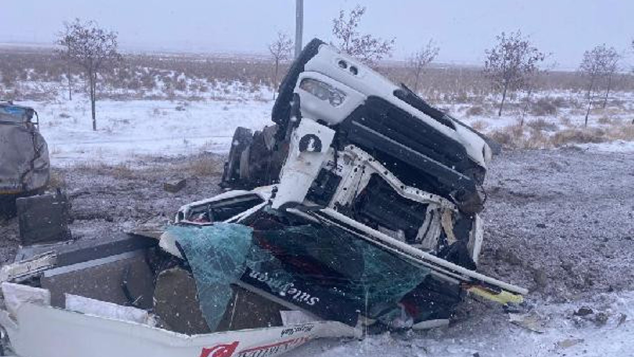 Tanker ortadan ikiye ayrıldı