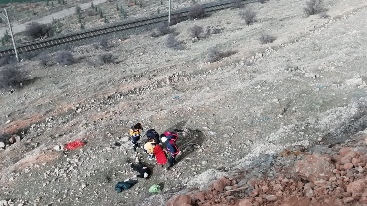 Malatya'da kayalıklardan düşen genç yaralandı