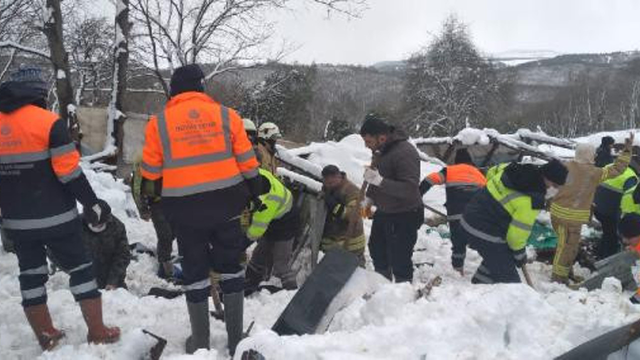 Enkaz altında onlarcası öldü. Karın ağırlığını kaldıramadı yerle bir oldu