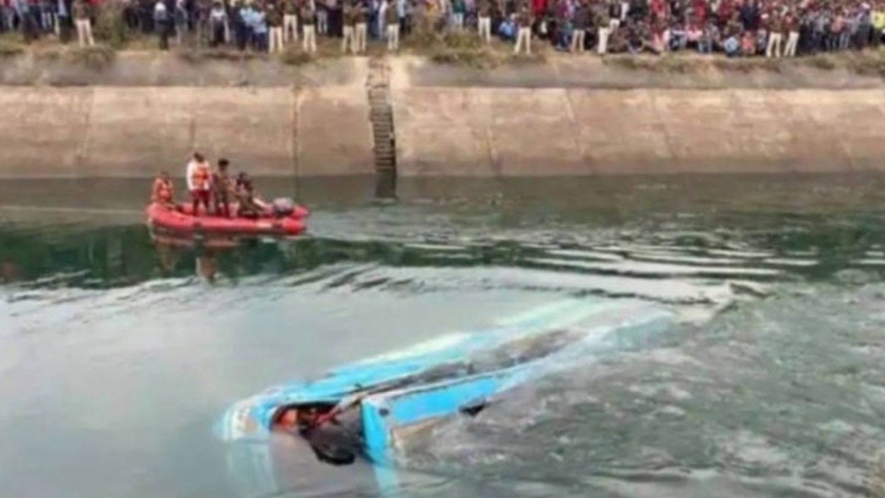 Hindistan'da katliam gibi kaza. Yolcu otobüsündeki 40 kişi aynı anda can verdi. Çevredekiler film gibi izlediler