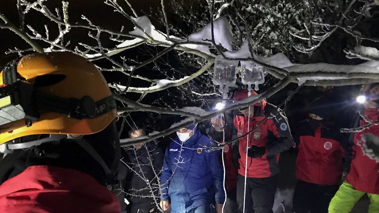 Kayıp doktor için alarm verildi. Ağaca bağlı serum malzemeleri bulundu