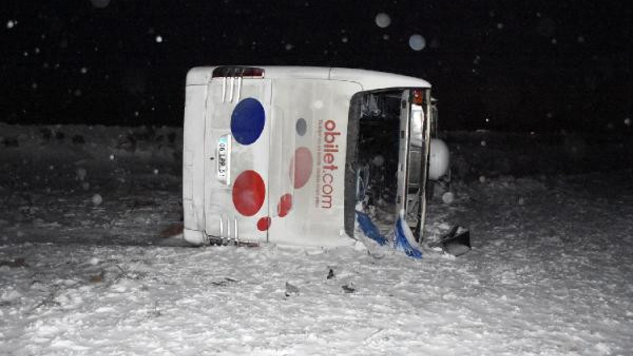 Yolcu otobüsü devrildi. Onlarca yaralı var