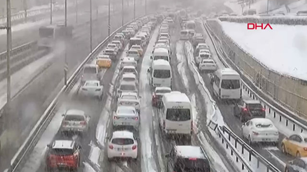 İstanbul trafiği hallaç pamuğu gibi oldu. Kar ölmeden önce son vuruşunu yaptı