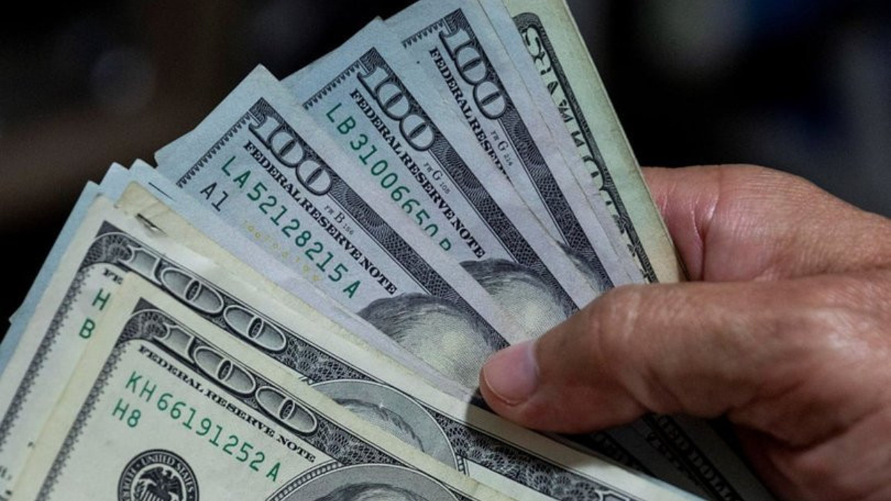 Dolar şu an kaç para. Dolar bir iniyor bir çıkıyor. Ağam bizimle eğleniyi.