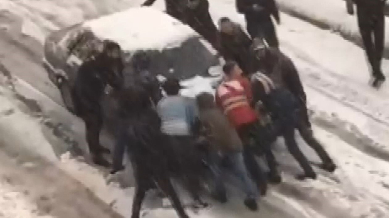 İstanbul'da kayan araç görüntüleri pes dedirtti. Kimi aracından atladı kimi cipiyle parka uçtu