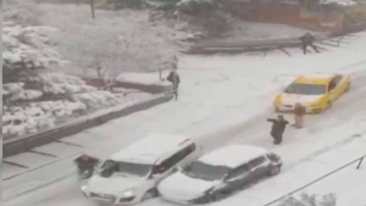 Üsküdar'da yürekler ağza geldi. Buzda kayan araçtan kaçış