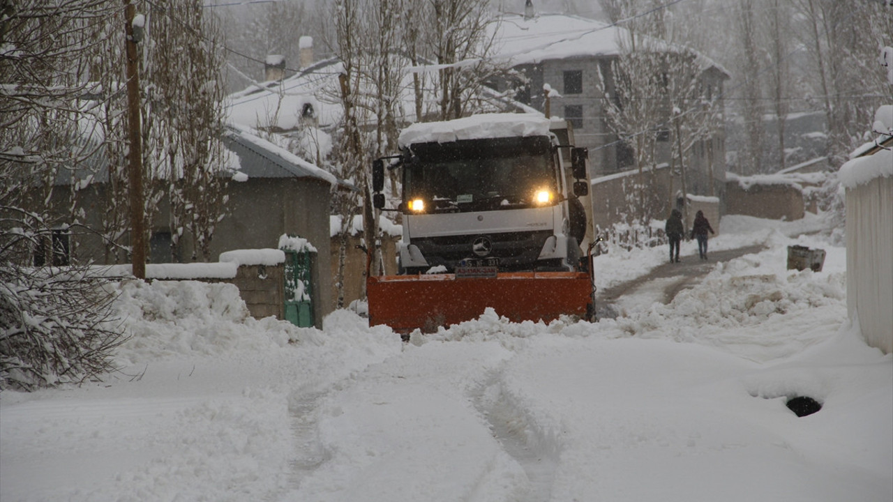 Yoğun kar yağışı nedeniyle 169 yerleşim birimine ulaşım sağlanamıyor