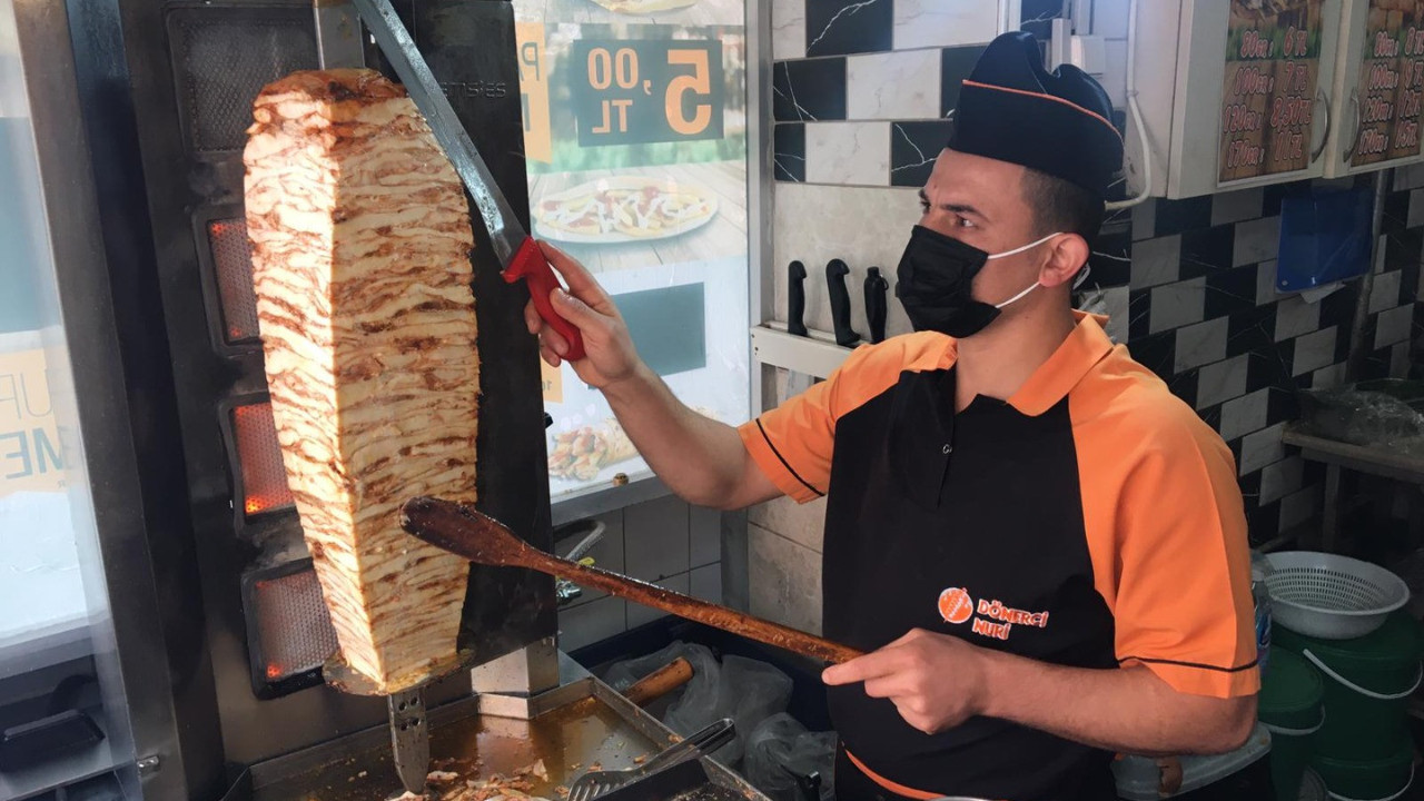 Ankara'da 16 yıllık döner ustası yaptı. Ekmeğini alan tezgaha koştu