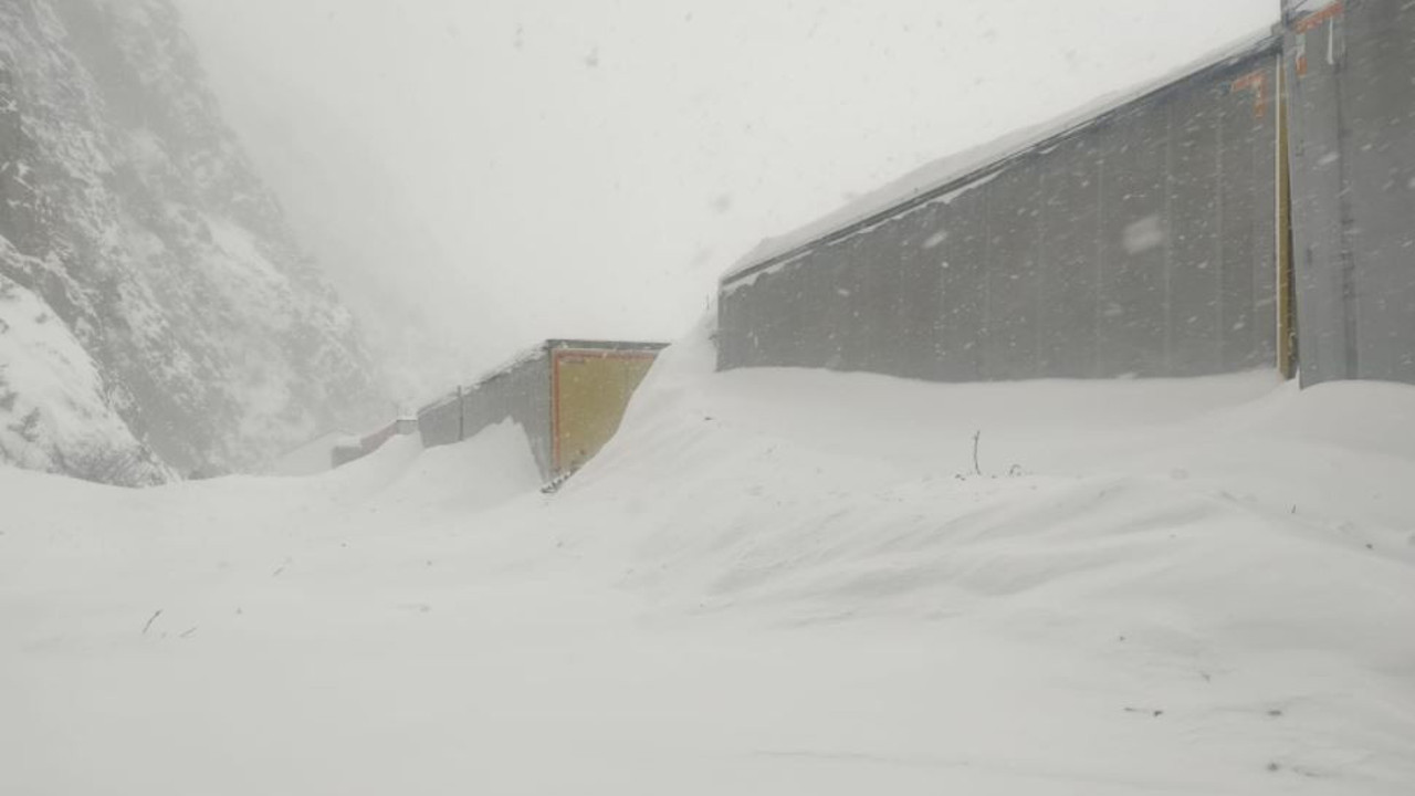 Otoyola çığ düştü. TIR sürücüleri mahsur kaldı