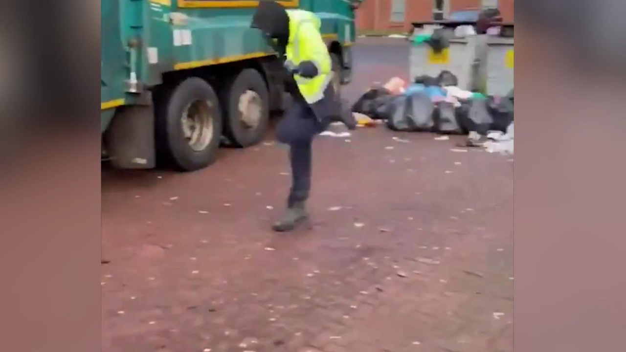 İskoçya'da temizlik işçileri korkudan havaya sıçradı. Çöp kamyonundan bir anda fırladı