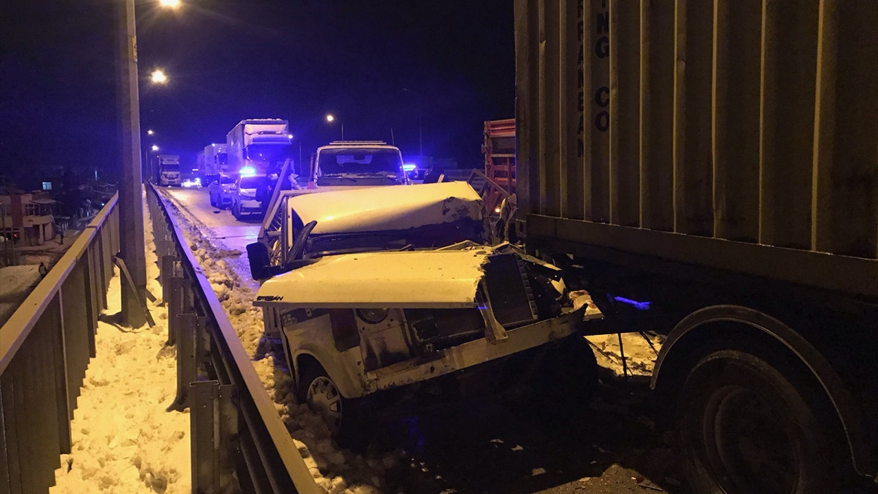 Buzlanan yolda 15 araç birbirine girdi