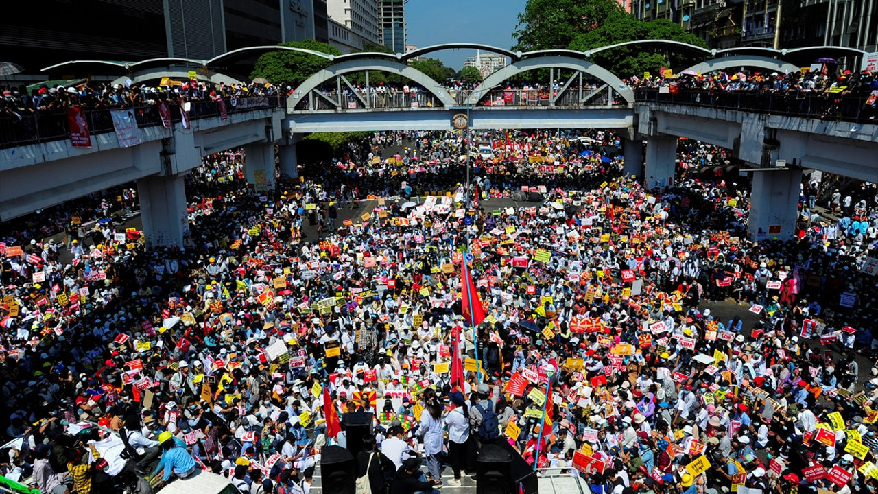 Bilgisayar korsanları orduya ait internet sitelerini ele geçirdi