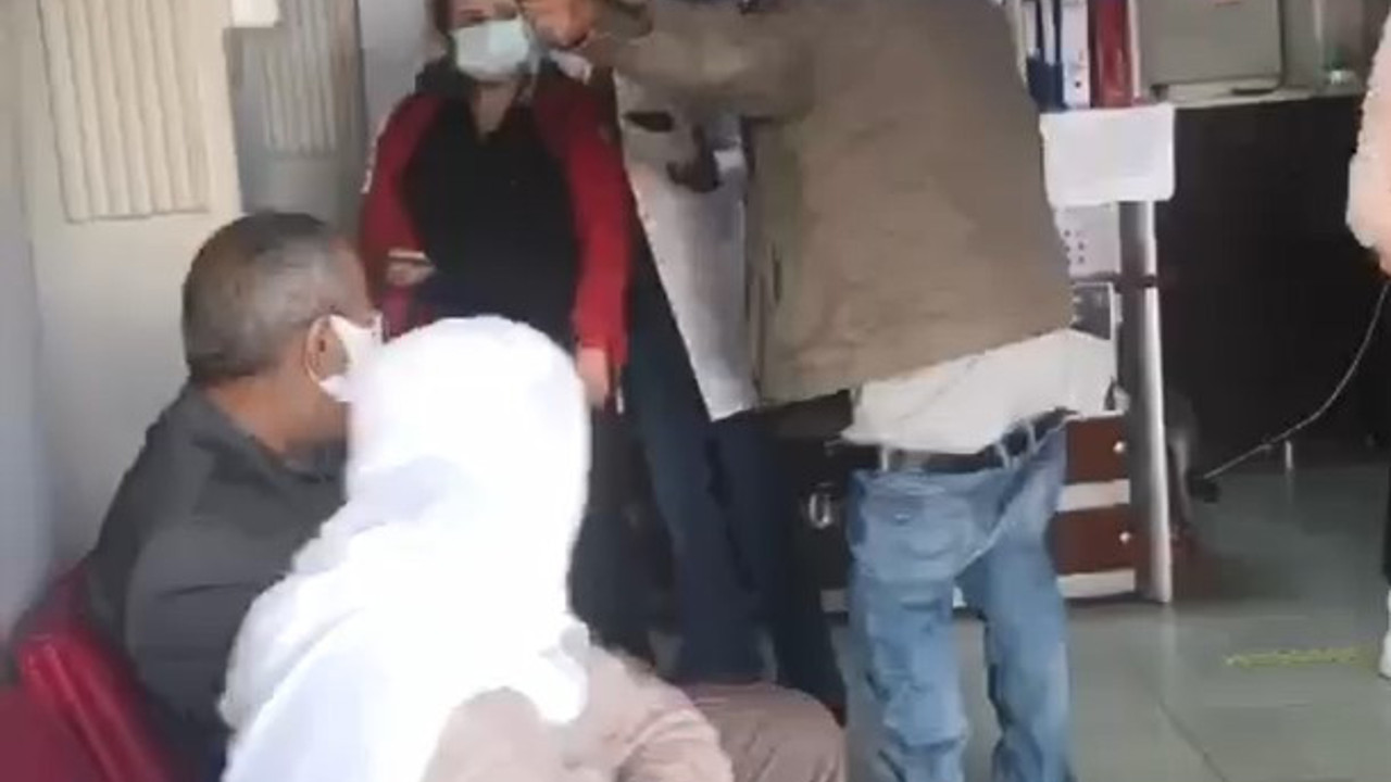 Aniden içeri girdi pantolonunu indirip çalışanların üzerine yürüdü. Sağlık Ocağında skandal görüntüler