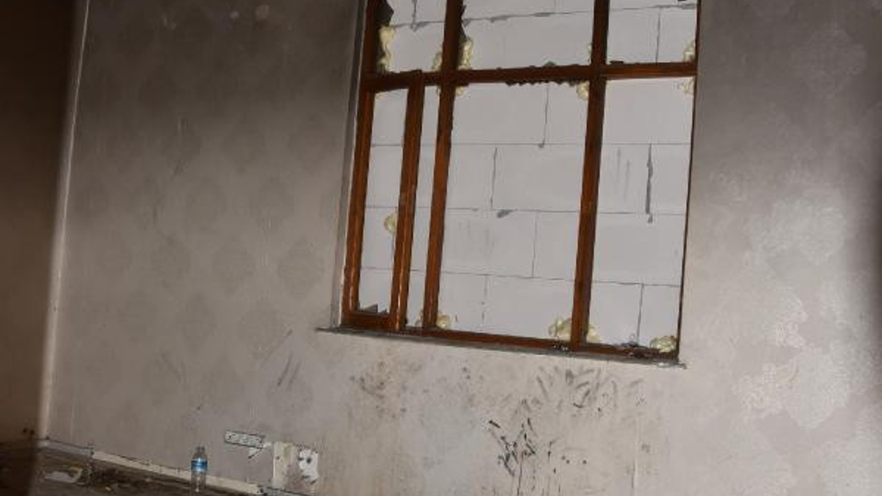 Kazmalarla kazıp çatıdan içeri girdiler. Polisleri damda görenler şaştı kaldı