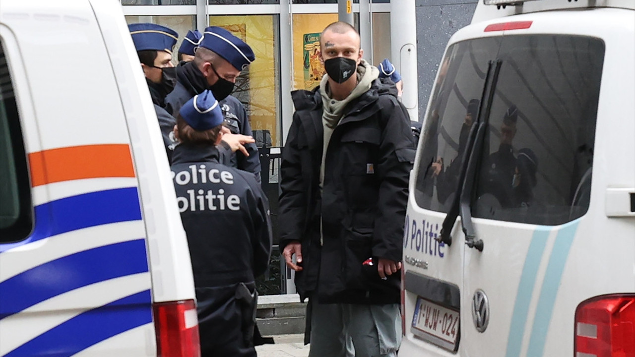 Canlı yarasayla korona virüs eylemi