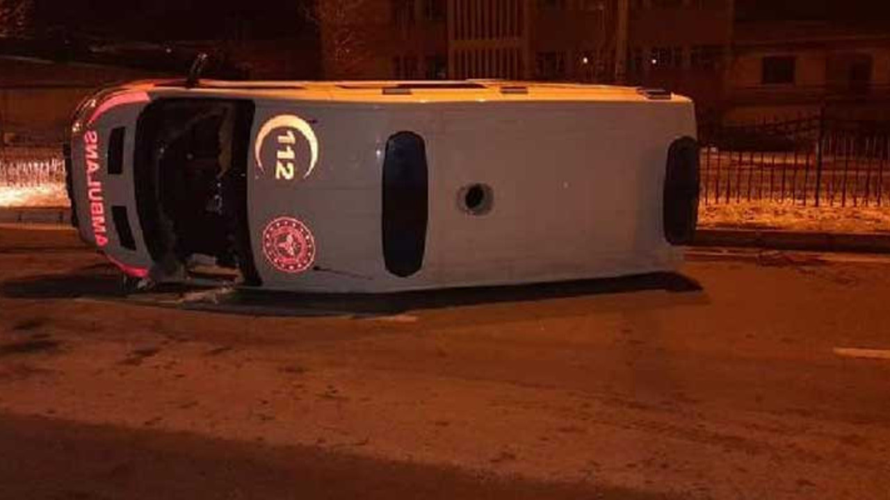 Kırşehir'de ambulans devrildi: 3 yaralı