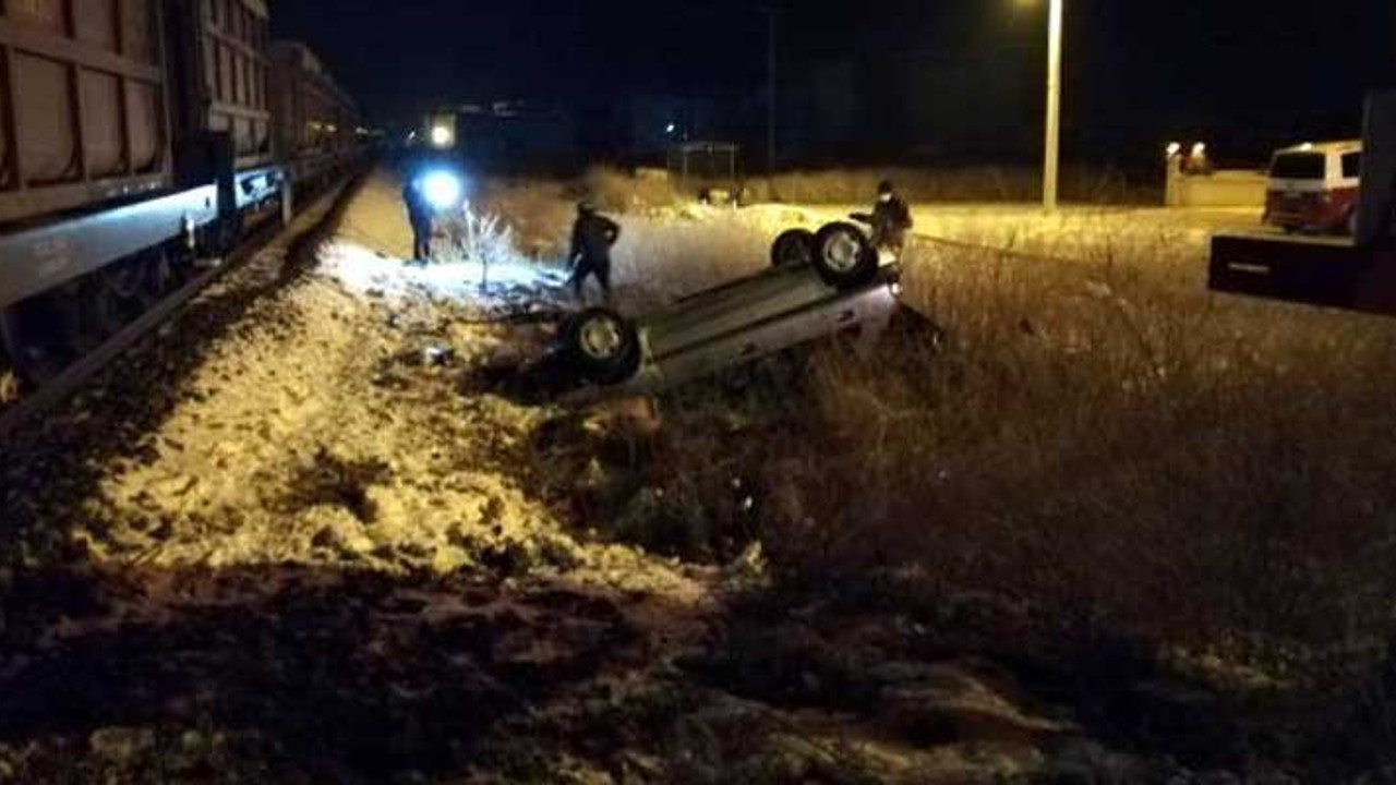 Hemzemin geçitte trenle otomobil çarpıştı