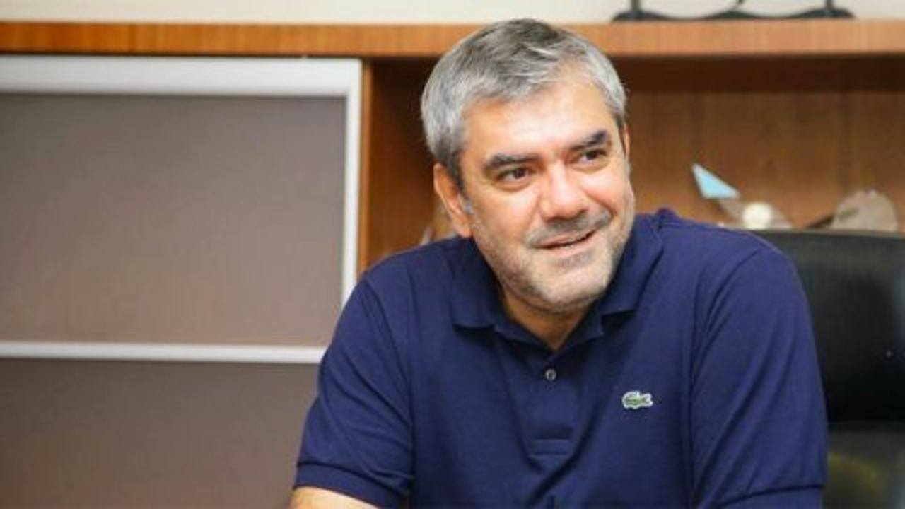 Yılmaz Özdil direksiyon başında attığı mesajda açıkladı. Sadece iki buçuk satır yazabildi. Grup Vitamin’in şarkısındaki kişi gibi oldu