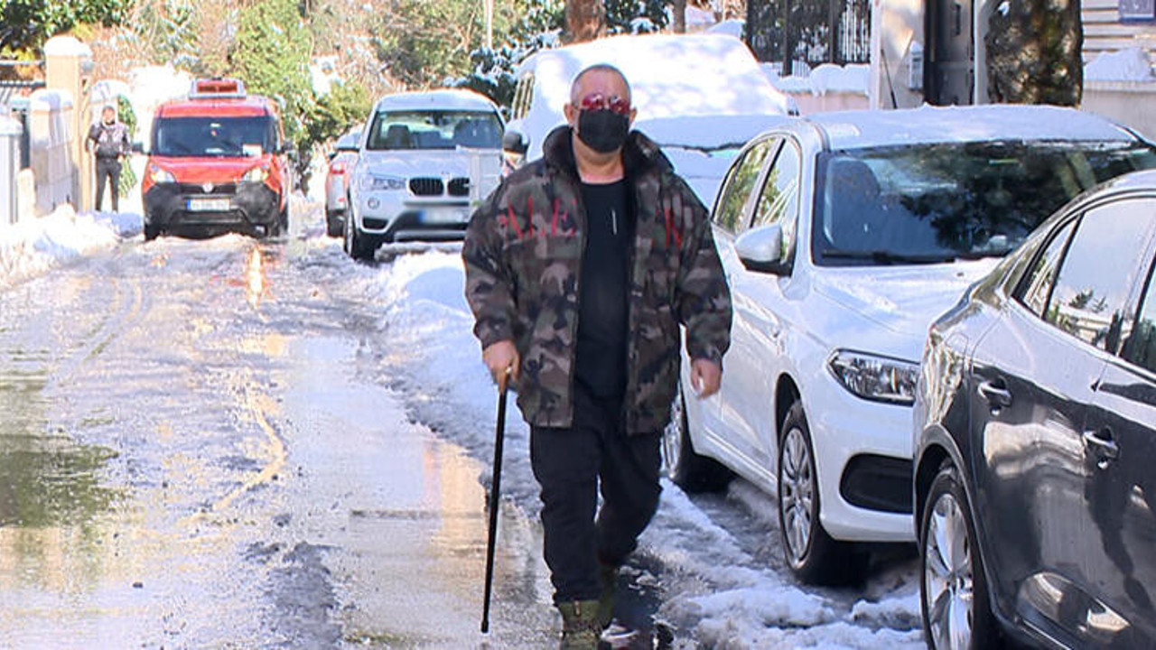 Cem Yılmaz bastonuyla yürürken görüntülendi. Gazeteciler sordu o cevapladı