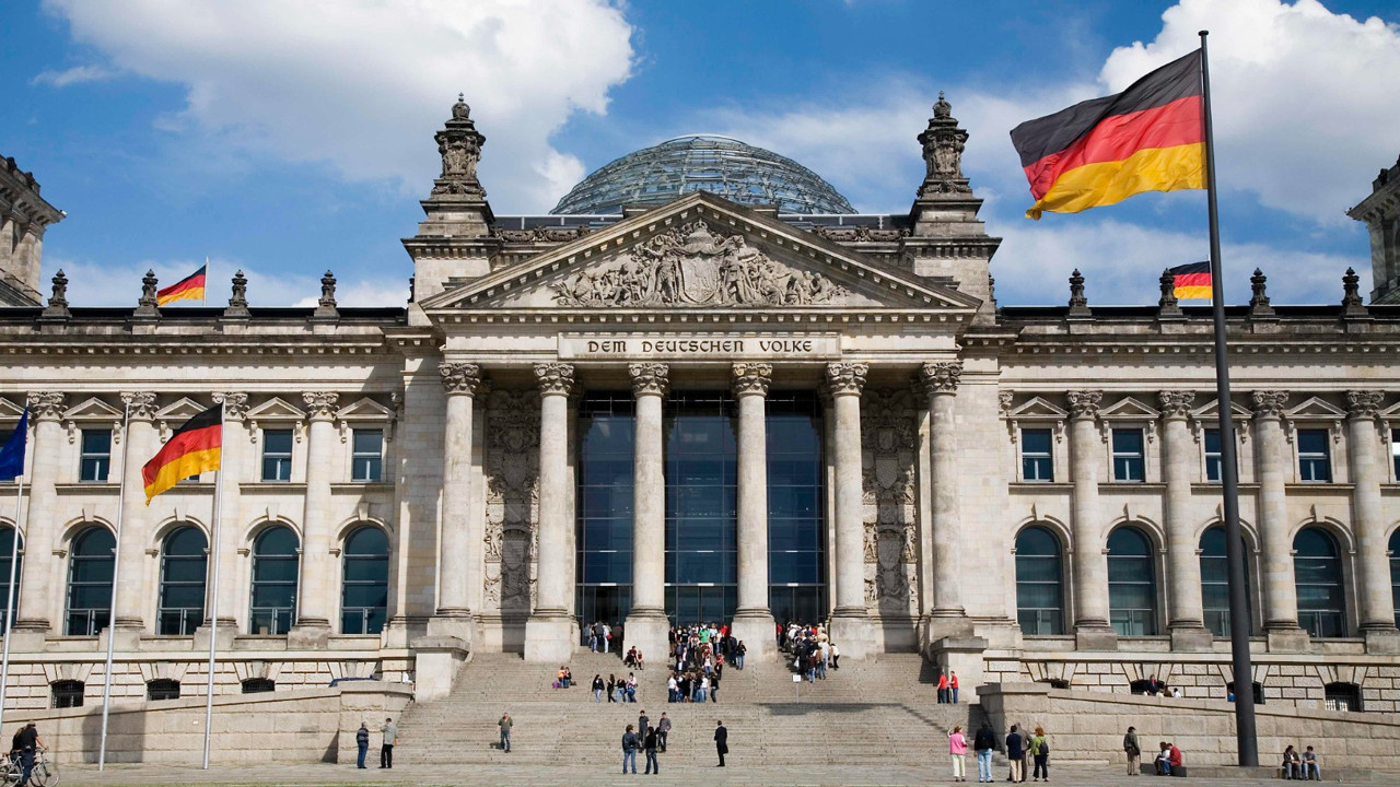 Alman milletvekillerinin virüs nedeniyle maaşı düşürülecek zam yapılmayacak. Almanya bu sefer gerçekten Türkiye’yi kıskanacak