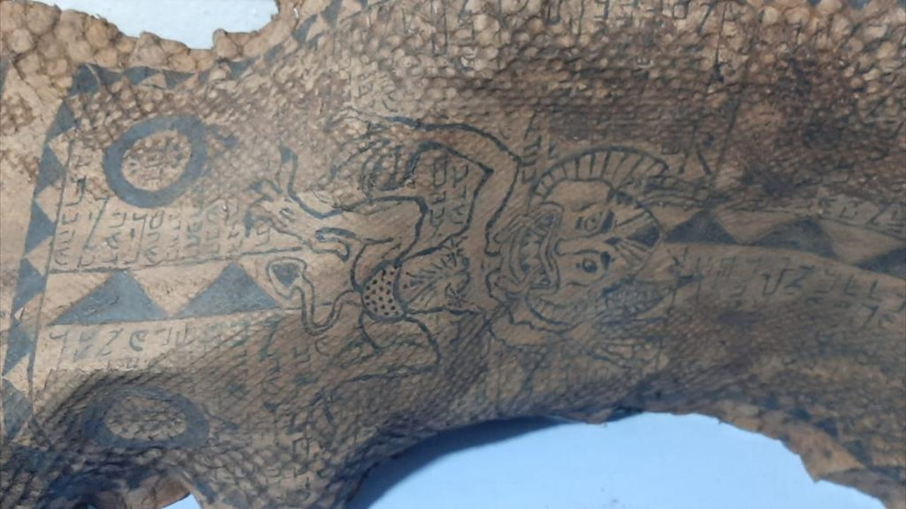 Gaziantep'te bulundu. Tam 340 santimetre boyunda, üzerinde şeytan figürleri var. Tutmaya bile korktular